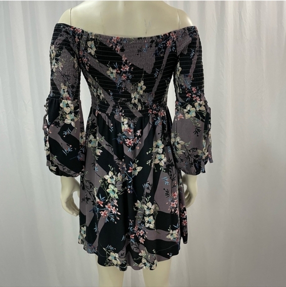 Guess Off The Shoulder Bell Sleeve Floral Dress in Purple, Size Medium - Picture 2 of 6